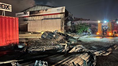 Hatay'ın Payas ilçesinde lastik deposunda çıkan kontrol altına alındı.