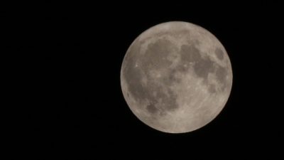 Hatay’ın İskenderun ilçesinde akşam saatlerinde gökyüzünde beliren ‘Süper Ay’, izleyenlere