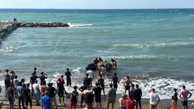 Hatay’ın Arsuz ilçesinde, Büyükdere Mahallesi sahilinde denize giren 5 kişi,