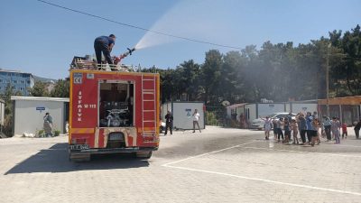 Belen’de sıcaktan bunalan çocuklara arazözle su sıkma oyunu oynatıldı