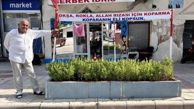 Hatay’da yaşayan berber İdris Özbek’in çiçek ektiği alana “Okşa, kokla