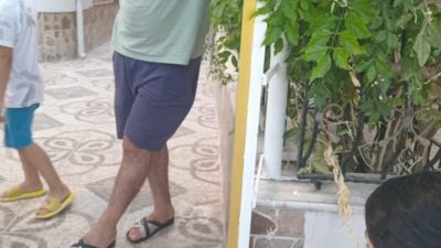 Samandağ İlçesi Cemal Gürsel Mahallesi’nde, demir kapının korkuluklarına sıkışan bir