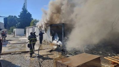 Antakya-Kırıkhan yolu kavşağındaki Topboğazı mevkiinde bulunan konteynerlerde yangın çıktı. Alevler