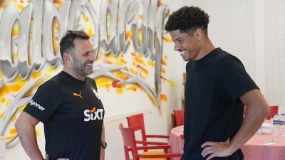 Galatasaray’ın yeni transferi Gabriel Sara, teknik direktör Okan Buruk ile
