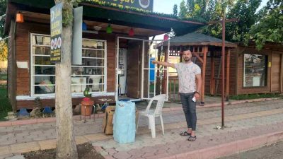 Depremin ardından devlet tarafından tahsis edilen ahşap iş yerinde ekmek