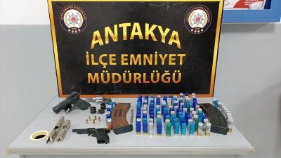 Hatay’ın Antakya ilçesinde gerçekleştirilen operasyonda 4 ruhsatsız silah ele geçirildi,