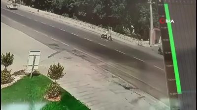 Hatay’ın Dörtyol ilçesinde 2 motosikletin çarpıştığı feci kaza, güvenlik kameralarına