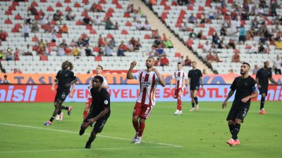 Hatayspor, 2-0 önde götürdüğü maçta hakem kararlarının gölgesinde Antalyaspor'a 3-2