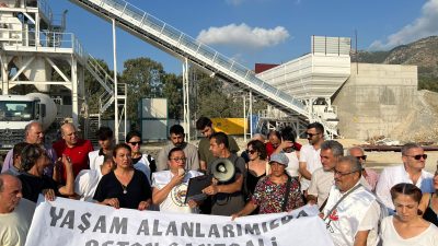 Hatay’ın Defne ilçesi Armutlu Mahallesi’nde semt pazarının hemen yanına kurulan