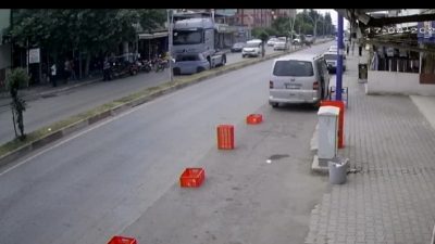 Hatay’ın Dörtyol ilçesinde tırın önünde seyreden otomobili sürüklediği kaza, güvenlik