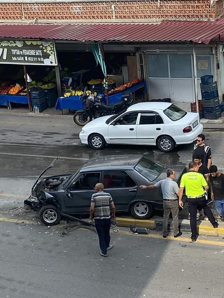 Dörtyol’da TIR ve Otomobil Çarpıştı: 2 Yaralı