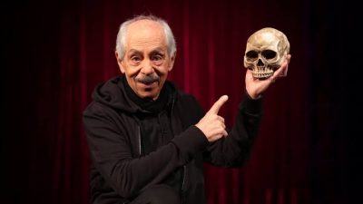 Türk tiyatrosunun önemli isimlerinden Genco Erkal, 86 yaşında hayatını kaybetti.