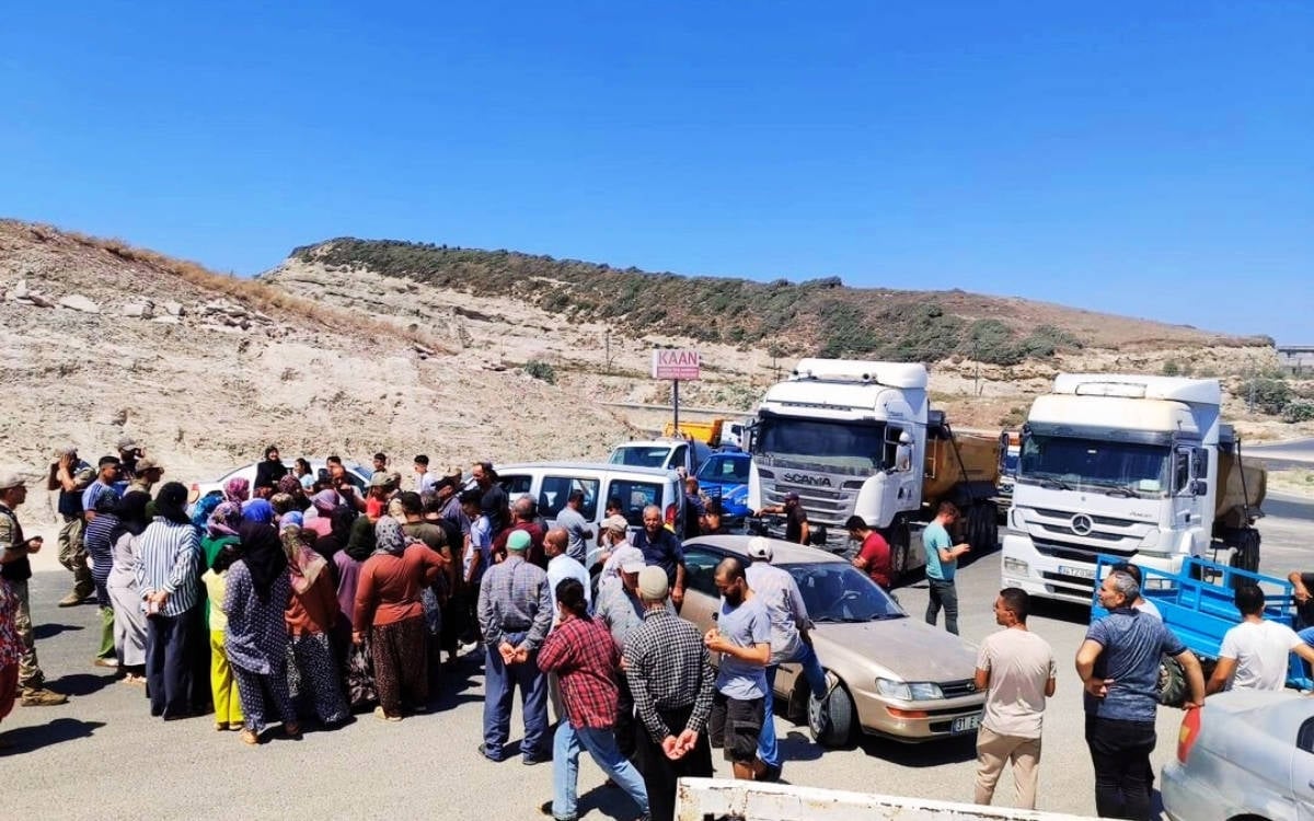 Taş ocaklarına tepki yol kapattırdı