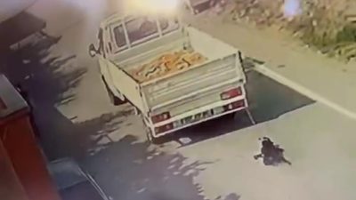 Hatay’da İskenderun ilçesi Kocatepe Mahallesi’nde, bir kamyonetin arkasında boğazına bağlı