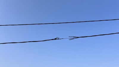 Hatay’da yaşanan aşırı sıcaklar, elektrik tellerinde genleşmeye yol açarak patlamaya