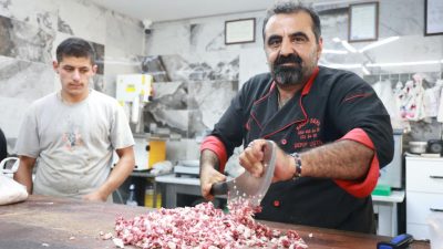 Hatay'ın Defne ilçesinde 8 yaşındayken sağ elini kıyma makinesine kaptıran