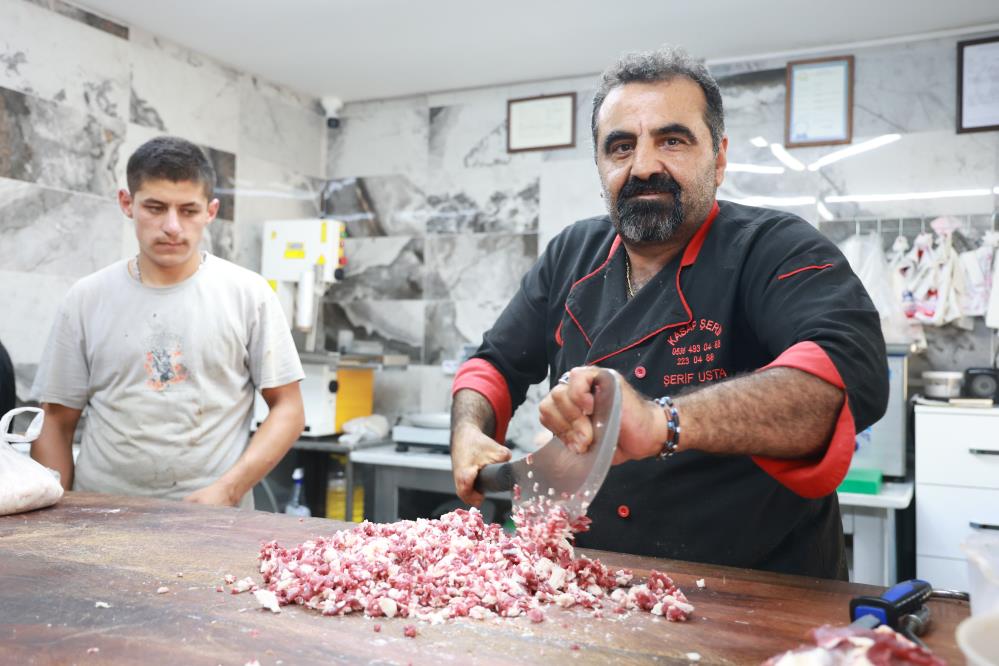 Sağ elini kaybetti, mesleğini bırakmadı