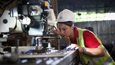 Hatay’ın Payas ilçesinde, lise yıllarında gittiği babasının atölyesinde tornacılığı öğrenen