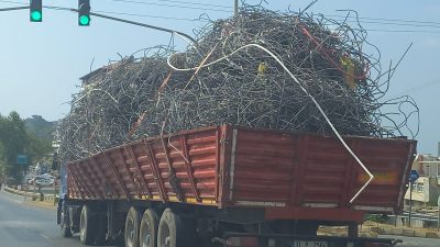 Antakya-İskenderun yolunda, trafik hareketliliğinin yoğun olduğu saatlerde, hurda malzemelerle dolu