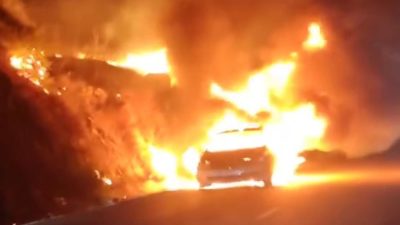 Hatay’ın Altınözü ilçesinde seyir halindeyken alev alan bir otomobil, çevredeki