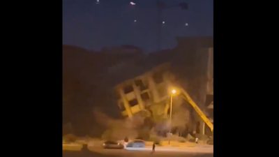 Hatay’ın Defne ilçesinde, Armutlu Mahallesi’nde bulunan 5 katlı ağır hasarlı