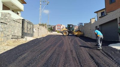 Defne Belediyesi, ilçedeki yolları asfaltlamaya devam ettiğini duyurdu. Belediyeden yapılan