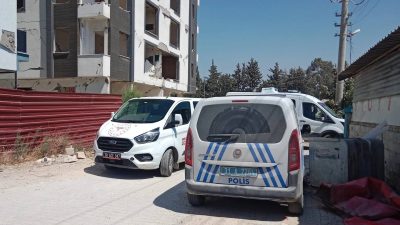 Antakya ilçesi Odabaşı Mahallesi’nde hasarlı bir binanın önünde ceset bulundu.