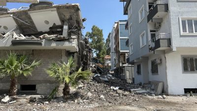 Hatay’ın İskenderun ilçesinde, Kahramanmaraş merkezli depremlerden ağır hasar alan 5