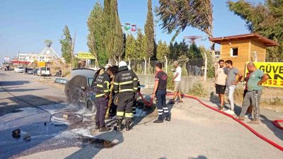 Hatay’ın Antakya ilçesinde park halindeyken yanmaya başlayan otomobilde hasar oluştu.