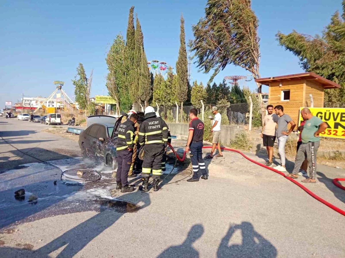 Park halinde otomobil yanarak hasar aldı