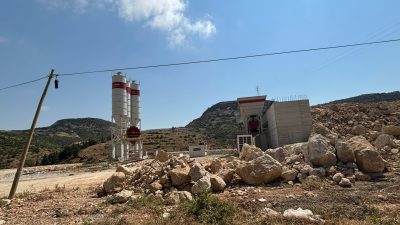 Antakya – Yayladağı yolunda kurulmak istenen beton santrali, vatandaşların şikayetleri