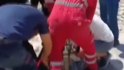 Hatay’ın Antakya ilçesinde, ayağını mazgala sıkıştıran zihinsel engelli bir genç,