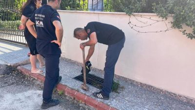 Hatay’ın Defne ilçesinde, Harbiye Mahallesi’nde bir köpek mazgalda mahsur kaldı.