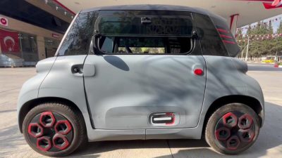 Hatay’da seyir halindeki tır, aynı istikamette ilerleyen Ami model mini