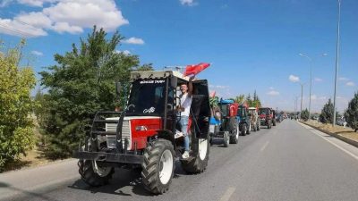 Uşak’ta çiftçiler, mazot sıkıntısını ve tarımsal krizleri protesto etmek amacıyla