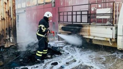 Hatay’ın Antakya ilçesinde bir kamyonette başlayan yangın, malzeme dolu konteynıra