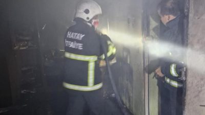 Hatay’ın Arsuz ilçesi Derekuyu Mahallesi’nde bir evde çıkan yangın, itfaiye