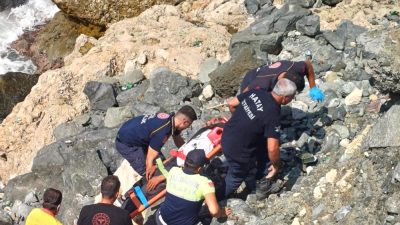Hatay’ın Samandağ ilçesinde, kayalıklardan düşerek yaralanan bir vatandaş, itfaiye ekiplerinin