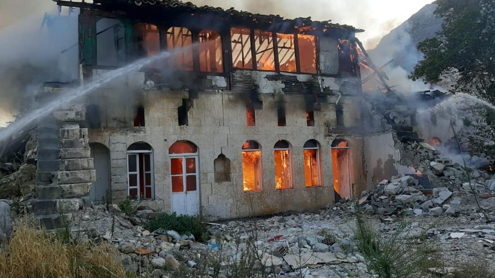 Depremde hasar gören evler yangınla yok oldu