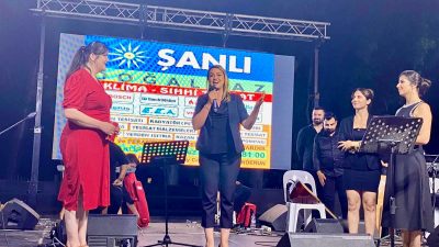 Arsuzlu sanatçı Sevilay Gökpınar, Arsuz Atatürk Kent Meydanı’nda “Gaziantep Müzik