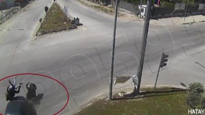 Hatay’ın Antakya ilçesinde Küçük Sanayi Sitesi’ndeki bir kavşakta, otomobille çarpışan