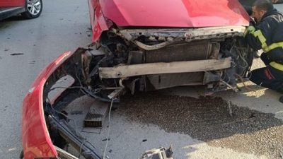 Hatay’ın İskenderun ilçesinde, hafif ticari araç ile otomobilin çarpışması sonucu