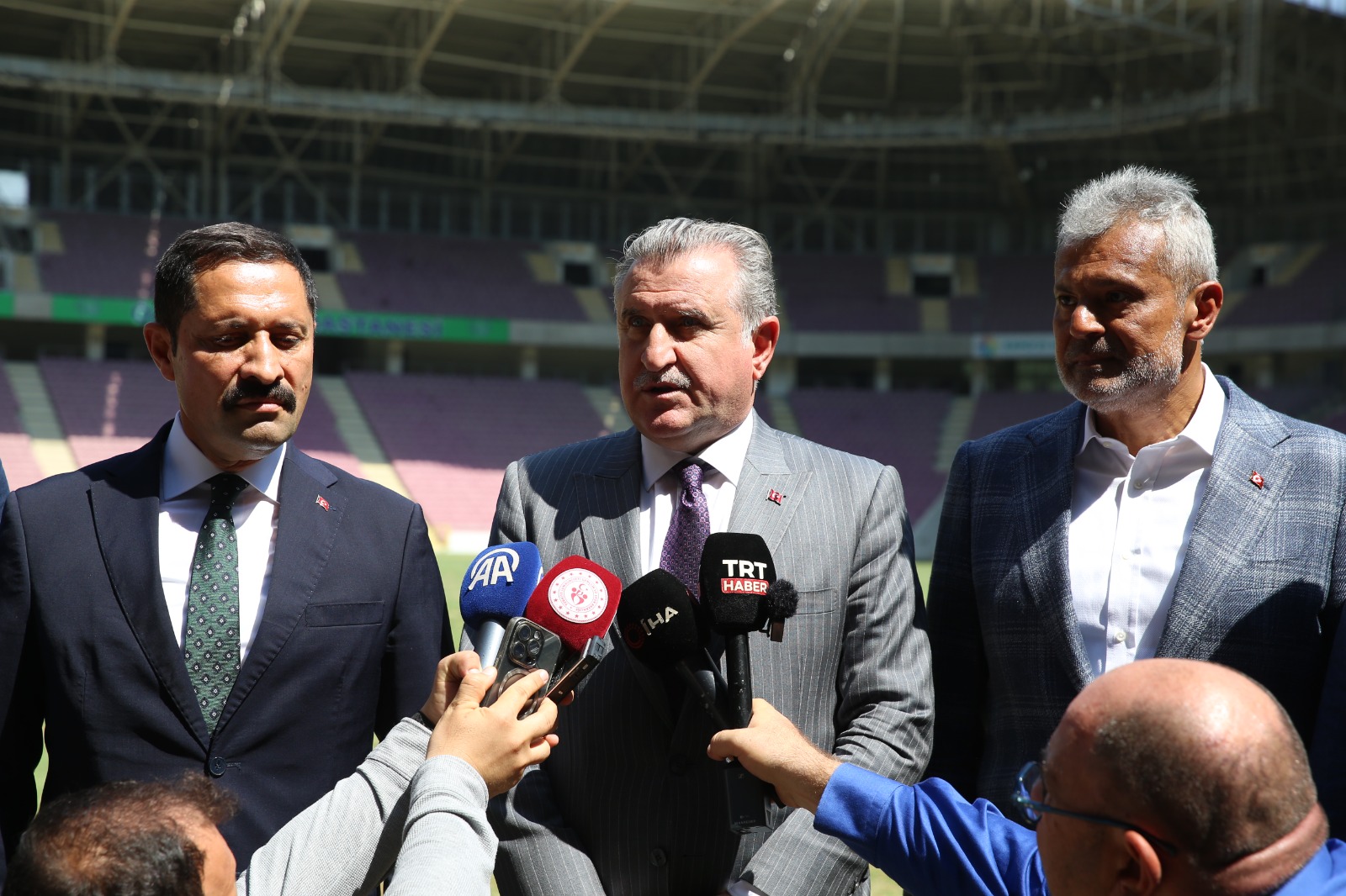 Bakan Bak: Hatay Stadı Yeni Sezona Yetişecek