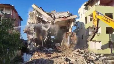 Hatay’ın Antakya ilçesinde, 4 katlı bir apartman iş makinesinin darbesiyle