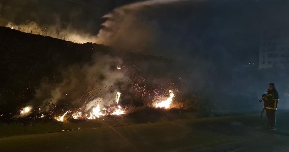 Tarladaki yangına itfaiye müdahalesi