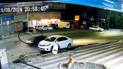 Hatay’ın Dörtyol ilçesinde, bir otomobilin yolun karşısına geçmeye çalışan bisikletli