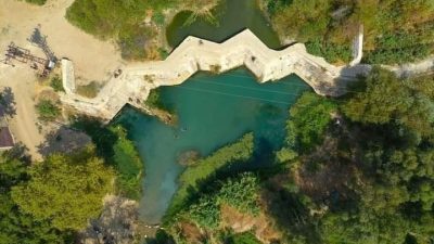 Hatay’ın Altınözü ilçesinde tarihi değirmen duvarının altından çıkan kaynak suyu