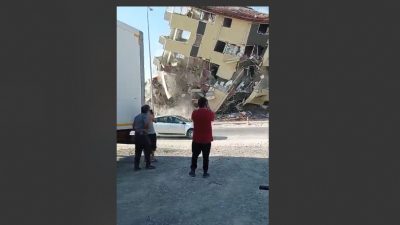 Hatay’ın Defne ilçesinde, 5 katlı ağır hasarlı bir binanın kontrolsüz