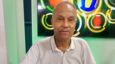 Hatayspor, kadro ve diziliş istikrarıyla Antalya maçına 4-1-4-1 dizilişiyle başladı.