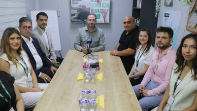 Yeşilay Genel Başkanı Mehmet Dinç, deprem bölgesindeki vatandaşların yaralarının sarılması